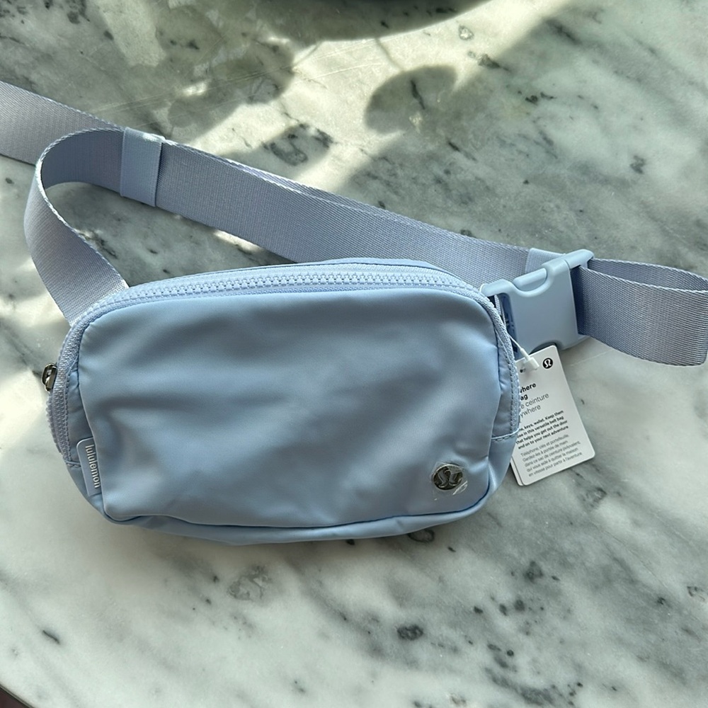 Lululemon Everywhere belt bag